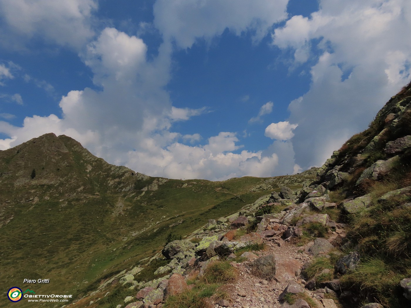 73 Il sent. 161 sale in Valle Bomino al Passo di Verrobbio.JPG